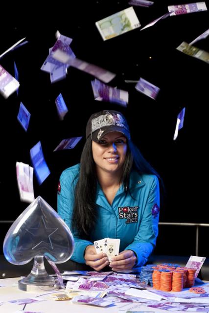 Сандра Нойокс, Sandra Naujoks, В 2010 году она выиграла турнир PokerStars Caribbean Adventure (PCA) седьмого сезона, заняв девятое место и выиграв 56 595 долларов. После она заняла 15-у позицию в турнире 41st World Series of Poker, где получила 34 639 долларов.  PCA, Техасский Холдем, Full Tilt, S.Naujoks, WPT, WSOP, женщины в покере, турниры по покеру, PokerStars, мастера покера, профессионалы, игра в покер, биографии 